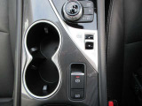 便利なカップホルダーを装備しています。缶ジュースを開けて運転していると振動で倒れないかヒヤヒヤ、意外と置き場に困るもの。 意外に重要な装備ですね。
