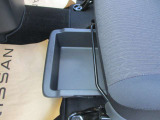 助手席シートアンダーボックス(スライド式)!運転用の替え靴や、車内に常備したいこども用品、着替えた服などを収納できます。
