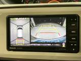 後方の映像に加えて車両周囲の様子も画面で確認でき、駐車時の安全確認をサポートします。ガイド線も表示されるため、後退時の距離感をつかみたい場面で役立ちます。