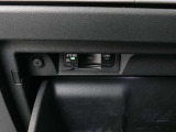 ETCユニットは内装の美観を損なうことなくグローブボックスに綺麗に設置されてます。