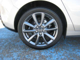 マツダ純正アルミホイール。タイヤサイズは215/45R18です。