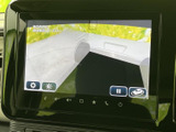 後方の映像を画面で確認でき、駐車時や後退時の周囲確認をサポートします。画面表示だけに頼らず、ミラーや目視も併用しながら安全確認にお役立てください。