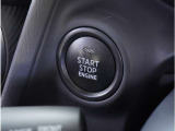【スマートキー&プッシュスタート】カバンやポケットに入れたままでもドアの施錠・解錠が可能なスマートキーを装備。エンジンのオン・オフ時もカギを取り出す必要が無く、ボタンをプッシュするだけでOK。