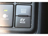 EVドライブモードで、エンジン音や排気ガスを気にすることなく走れます。早朝・深夜や屋内の駐車場などで重宝しますよ♪