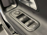 運転席ドアトリムには窓の一括コントローラーと電動ドアミラーのコントローラーが装備。