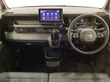 車内は光触媒抗菌消臭施工済です。インパネ周りはスタイリッシュなデザインで機能や装備も充実しています。グローブボックスやカップホルダーのほかにトレーなどたくさんの収納スペースが付いています。