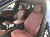 【助手席シート】運転席シート同様長時間乗車・スポーツドライビングでも疲れにくい形状にセッティングされたシートを装備しております。