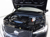 高効率なガソリンエンジンは、可能な限り燃料消費を抑えるように設計されています。また、従来のスーパーチャージャーの代わりにコンパクトな電気モーターを搭載。燃料消費を抑えながらエンジン性能を高めています。