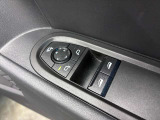 かつてはセンターパネルの航空機風トグルスイッチで操作する独特な配置が伝統でした。現行モデルでは利便性を考慮してドア側に配置されていますが、直感的でカチッとした心地よい操作感は健在です。