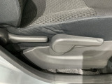 シートハイトアジャスターが付いているので運転姿勢を調整するのに便利ですね。身長に合ったシートポジションは安全運転や疲労軽減にもつながります。