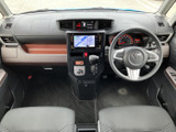 運転席から助手席まで見渡せる室内は、操作部やメーターが正面にまとまり、前方の視界も広々。落ち着いた色使いで、毎日の運転にもなじみやすい空間です。