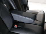 運転を、より快適に♪アームレスト付です!リラックスして運転できるので、ロングドライブも問題なさそうですね!アームレストを持ち上げると、その下は収納スペースになっています!
