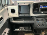 車検証入れになどにも使える便利な収納BOXあります。