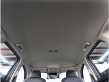 【天井】シミや垂れ、タバコ焦げなどございません。キレイな状態が保たれており、ご納車前にも丁寧にクリーニングさせていただきます。
