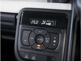 【オートエアコン】一度お好みの温度に設定すれば、車内の温度を検知し風量や温度を自動で調整。暑い&hellip;寒い&hellip;と何度もスイッチ操作をする必要はありません。快適な車内空間には必須の機能ですね。