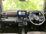 前方の視界が広く、運転席から周囲の様子を確認しやすい室内です。シートや足元も落ち着いた色調でまとめられ、すっきりとした印象。毎日の運転を気持ちよく始められる空間です。