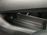 前席運転席と助手席の間には、収納スペースとHDMI外部端子が付いています。