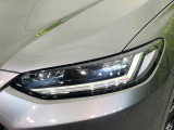 【LEDヘッドライト】悪天候や夜間走行時も良好な視界を確保し安心して運転できる高輝度LEDヘッドライトを装備!点灯速度が早く、消費電力も抑えられています。