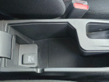 深さがあり手荷物をすっきりと収容できるボックスです。内部には12Vの電源ソケットも親切に完備しています。