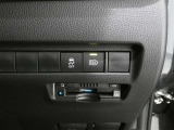オートマチックハイビーム装備です。先行車や対向車のライトを認識し、ハイビームとロービームを自動で切り替える機能です。夜道の視界を確保します。詳細は販売店スタッフまでおたずねください。