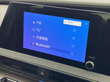 FMやテレビ、交通情報、Bluetoothなどの選択肢が画面に並び、使いたい項目を確認しやすい表示です。お好みの音源を選びやすく、毎日の移動を快適にサポートします。