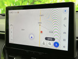 地図を大きく表示でき、現在地や周辺の道順を画面上で確認しやすい仕様です。目的地の検索や表示切替など、日々のお出かけをサポートする案内画面として便利にお使いいただけます。