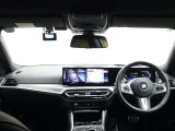 視線の先に自然と情報が集まり必要な操作へスムーズに手が届くBMWならではのコックピット。洗練されたデザインと上質な素材が調和し乗り込んだ瞬間からドライバーの走る歓びを日常に感じる空間です。
