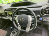 握りやすい形状で、運転時に自然な姿勢を保ちやすいステアリングです。中央にはホーン部があり、手元で車両の進行方向を調整する基本操作を行えます。