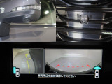 左ドアミラー下部とフロントグリル中央部に内蔵のカメラで車両前方を確認できます!フロント・サイドカメラの映像はマルチファンクションディスプレイに映し出します。