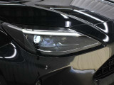 LEDの点灯・消灯を細やかに制御することで、先行車や対向車に光が当たる部分だけを自動的に遮光できる「アダプティブハイビームシステム(AHS)」が採用されています。
