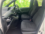 助手席から運転席まで見渡しやすい前席空間で、乗員が落ち着いて過ごせるシート配置です。座面と背もたれにゆとりがあり、乗り降りの際も室内の様子を確認しやすいレイアウトです。