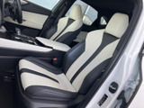 白と黒を組み合わせたシートが、運転席と助手席に落ち着いた印象を添えています。前方を見渡しやすい着座位置で、乗り降りもしやすく、日々の移動を快適にお過ごしいただけます。