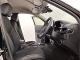 広い足元にゆったり座れるシートには肘掛けも装備しており長距離の運転でも疲れにくくなってます。