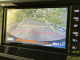 画面には車両後方の映像とガイド線が表示され、駐車時の後方確認をサポートします。周辺の状況を画面で把握しやすく、駐車操作の際にも役立つ装備です。