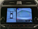 【パノラミックビューモニター】クルマを真上から見ているような映像を表示。 運転席から確認しにくい車両周囲の状況を把握できます。