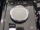 iDriveコントローラー シンプルかつ直観的な操作で、コントロール・ディスプレイに表示されるさまざまな機能を設定できます。