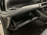 何かと便利なグローブボックス。メンテナンスノートや車検証、ちょっとしたメモと筆記用具等を入れておくとあればもしもの時にも便利ですね。