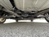 気になる中古車の下廻り。もちろん、納車時には整備スタッフによる点検を実施致しますので安心してご購入いただけます。