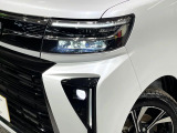 【LEDヘッドライト】悪天候や夜間走行時も良好な視界を確保し安心して運転できる高輝度LEDヘッドライトを装備!点灯速度が早く、消費電力も抑えられています。