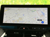 地図上で現在地や周辺の道路を確認でき、目的地設定にも活用できます。画面には地図と操作アイコンがまとまって表示されるため、行き先を確認したい場面で便利です。