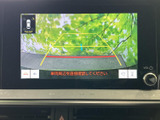 後方の映像に加えてガイド線や車両周辺の表示があり、駐車時の位置確認をサポートします。周囲を直接確認しながら、車庫入れや幅寄せにお役立てください。