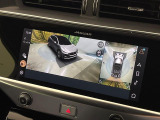 360度カメラ『狭い場所でも安心して駐車できるようにサポート。タッチスクリーンの表示と音で障害物との距離を確認できます。車幅感覚に慣れていない方や駐車の苦手な方には必見の装備といえます♪