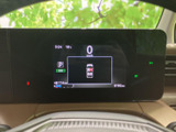 必要な車両情報を画面にまとめて表示し、運転中も視線の移動を抑えて確認しやすい構成です。速度やシフト位置などをひと目で把握でき、毎日の運転をスムーズに支えてくれる装備となっています。
