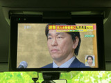 後席側のモニターで映像を表示でき、車内での待ち時間を過ごす際にも活用できます。ニュース番組などの映像を楽しめる画面で、同乗者の時間をより快適に過ごすための装備です。