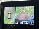 車両周囲と後方の映像を画面で確認でき、駐車時の位置合わせをサポートします。ガイド線も表示されるため、後退時の目安として活用できる便利な装備です。
