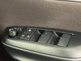 格納式リモコンドアミラーと、パワーウィンドウマスタースイッチです。車内の換気も運転席から簡単に行えます。