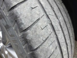 タイヤの表面に経年によるひび割れが確認されます。使用状況に合わせて交換をご検討いただくことで、日常のドライブをより安心してお乗りいただけます。