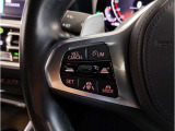 運転中にもオーディオの音量やFMの切り替えなどステアリングでの操作で切り替え可能なため、ステアリングから手を放す必要がない為、運転中でも操作が簡単でございます。