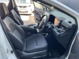 運転席・助手席は、ゆったりと座れるサイズで、長時間の運転でも快適です。