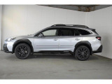 スバルの4WD(AWD)は直進安定性に優れ、日常走行から高速走行まで、さまざまなシーンで安心感に満ちた走りが愉しめます。それは悪路や泥道など左右のタイヤの路面状況が異なるシーンでも変わりません。